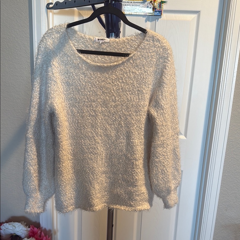 BB Dakota cream Crew Neck Sweater Soft and Cozy. Size Large
